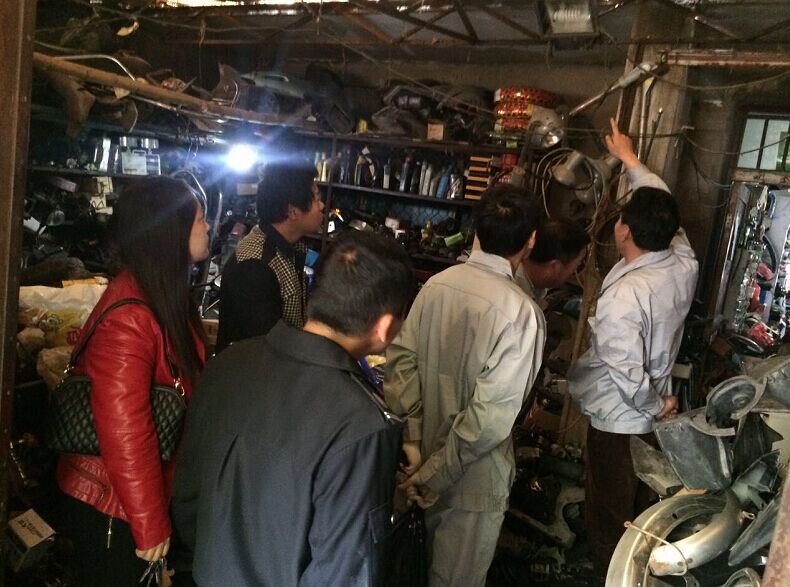 公交維修公司黨員干部協(xié)助社區(qū)開展街道“安檢、違章”治理活動